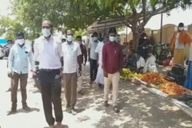 காய்கறி வியாபாரிகள் சமூக விலகளை கடைபிடிக்க வேண்டும் என அறிவுறுத்தல்