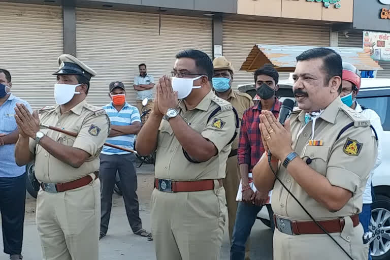 ಬೀದಿಗಿಳಿದ ಸವಾರರಿಗೆ ಕೈಮುಗಿದು ಪ್ರಾರ್ಥಿಸಿದ ಎಸ್​ಪಿ