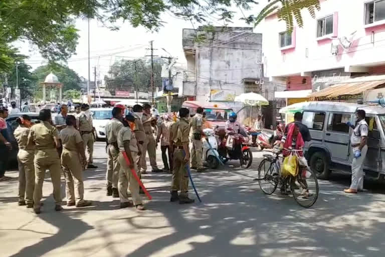 Lockdown is ineffective: crowds at the weekly market