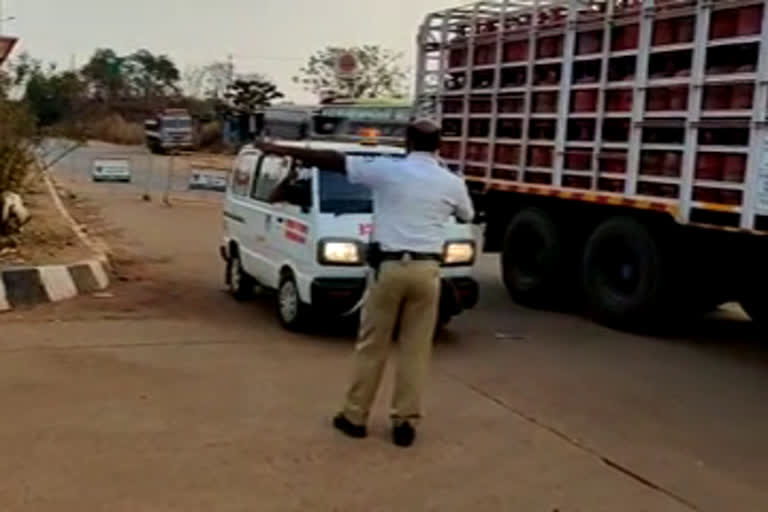 kerala karnataka border issue  seven persons died  കൊട്ടിയടക്കപ്പെട്ട അതിർത്തികൾ  കേരള-കർണാടക അതിർത്തി  മംഗളൂരു വിദഗ്‌ധ ചികിത്സ  മഞ്ചേശ്വരം ശ്രീധർ  തലപ്പാടി തുമിനാട്  കുമ്പള സഹകരണാശുപത്രി  ദേർലക്കട്ട മെഡിക്കൽ കോളജ്