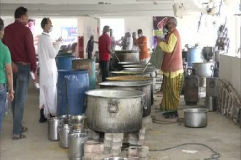 ISKCON Dwarka is providing food to needy people