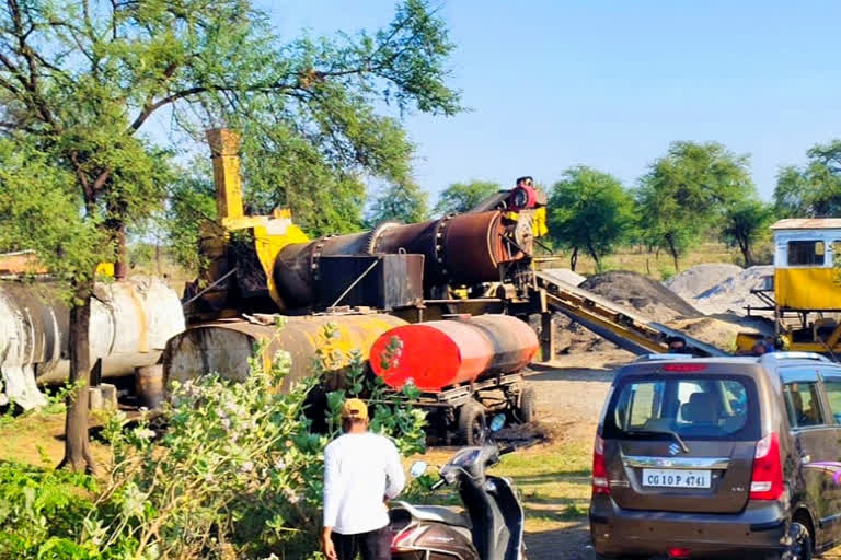 Cattle trapped in illegal asphalt plant at Takhatpur in Bilaspur