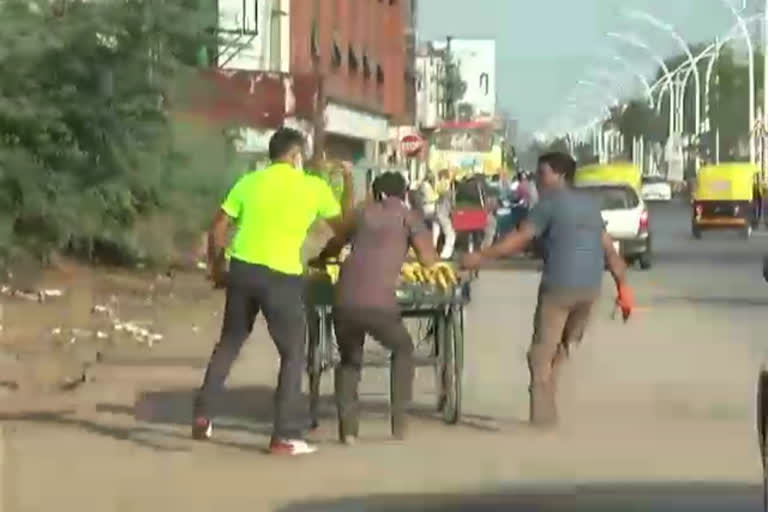 SP Hanumantharayaya stepped in to field to control people in mass