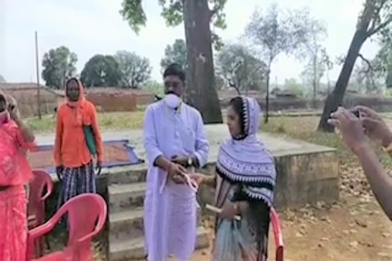 district-panchayat-vice-president-distributed-masks-to-villagers-in-surajpur