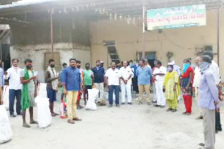 rice and cash distribution in huzurnagar for bihar labour