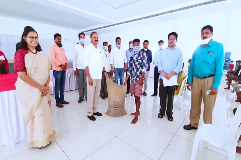 rice and cash distribution in choutuppal for migrant labour by collecter and mlc