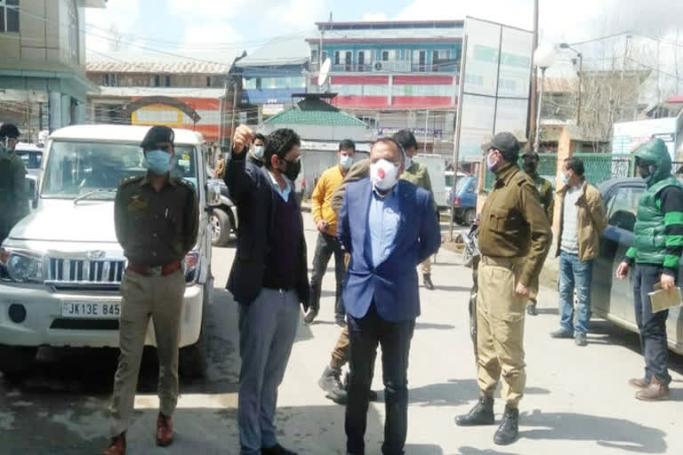 Div Com visits Pulwama, takes stock of COVID-19 control measures.