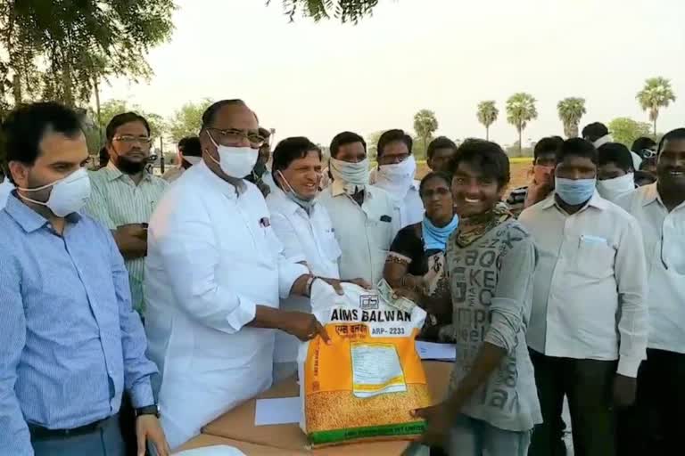 rice distributed to migrated labours