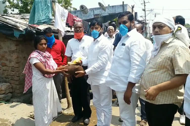 Ramagundam MLA Korukanti Chandar Help for Migrants