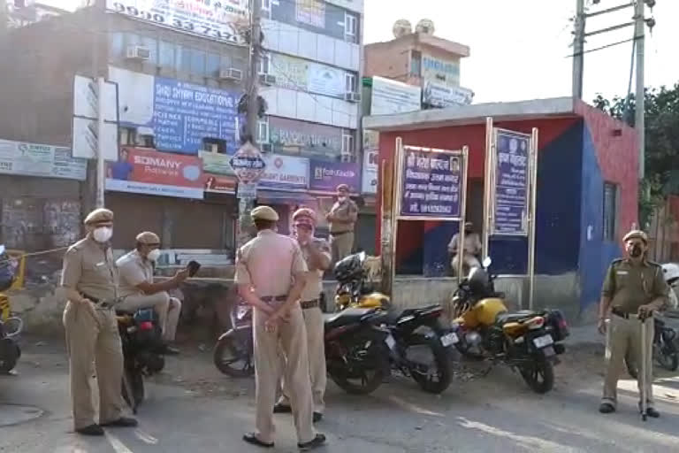 delhi policemen giving duty at dwarka turn due to lockdown