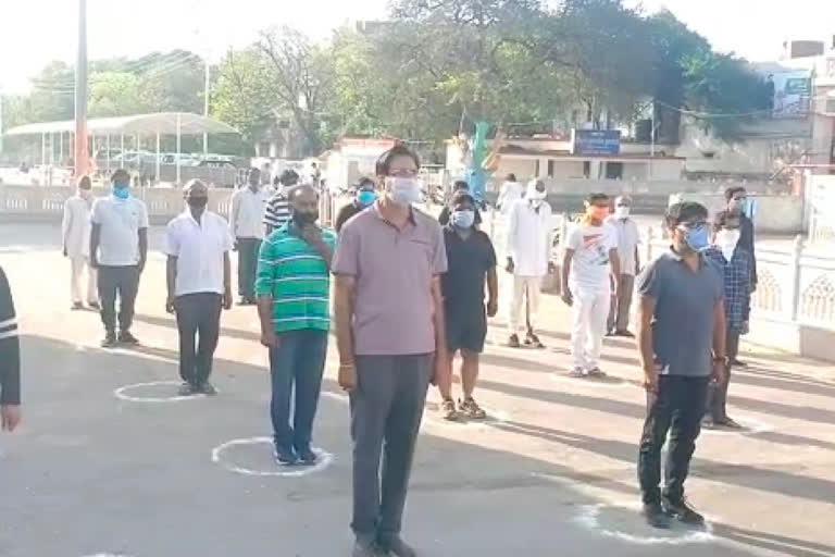 Former MLA Jajpal Singh sang national anthem at railway station in Ashoknagar