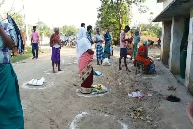 distribution-of-ration-is-going-on-under-tight-security-in-raipur