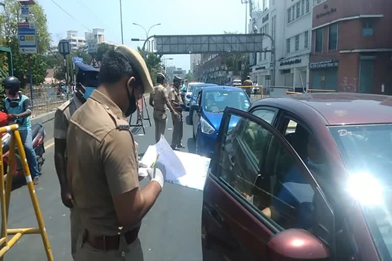 ஊரடங்கு உத்தரவை மீறி   தேவையில்லாமல் வெளியே சுற்றும் நபர்களின் வாகனங்கள் பறிமுதல்