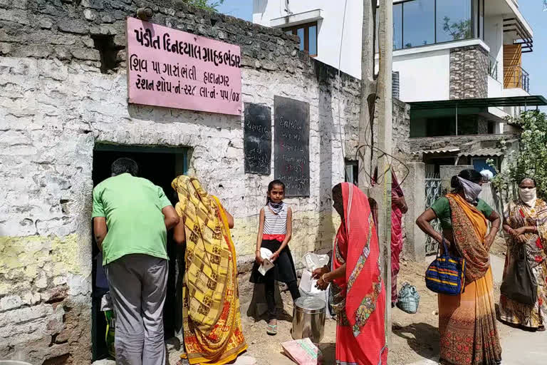 A huge crowd of people ration shops in Bhavnagar