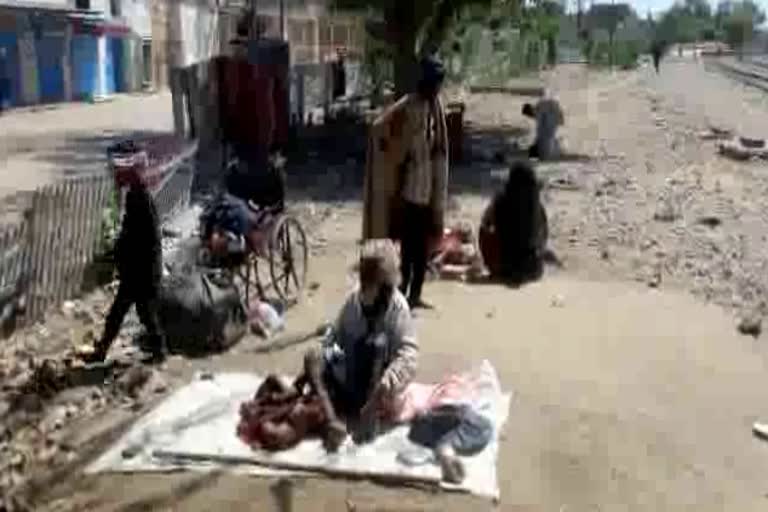 Hungry poor in Makrana, मकराना में लॉकडाउन