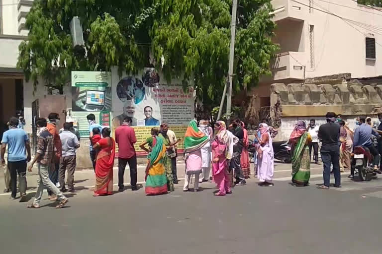 The crowd at the ration shop introduced the collector