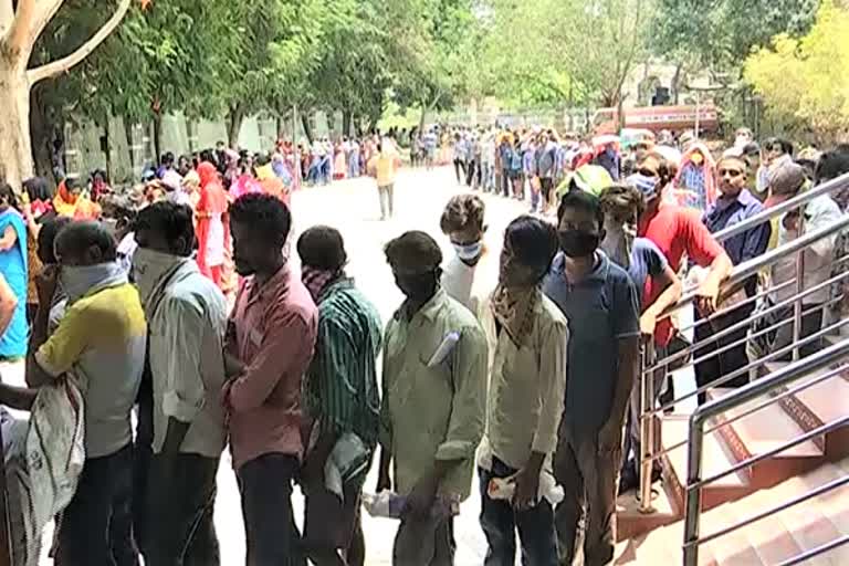 Distribution of rice and cash to migrants at sr nagar