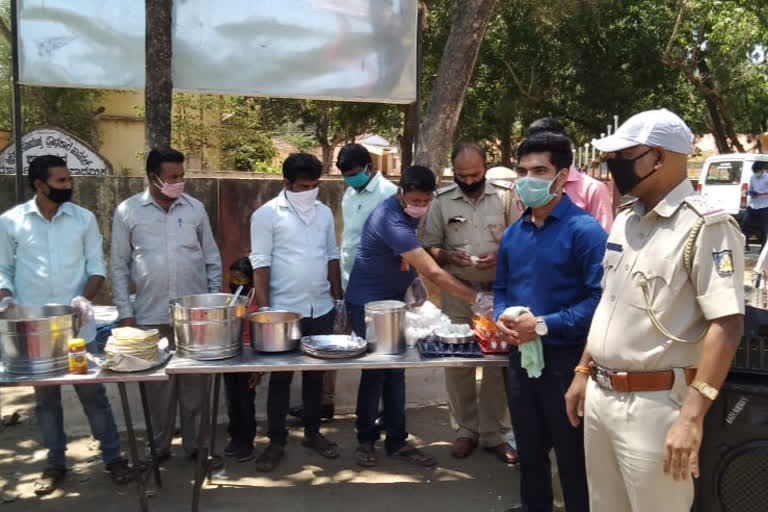 singer Kasimli distributed food to the staff who were working hard to prevent corona