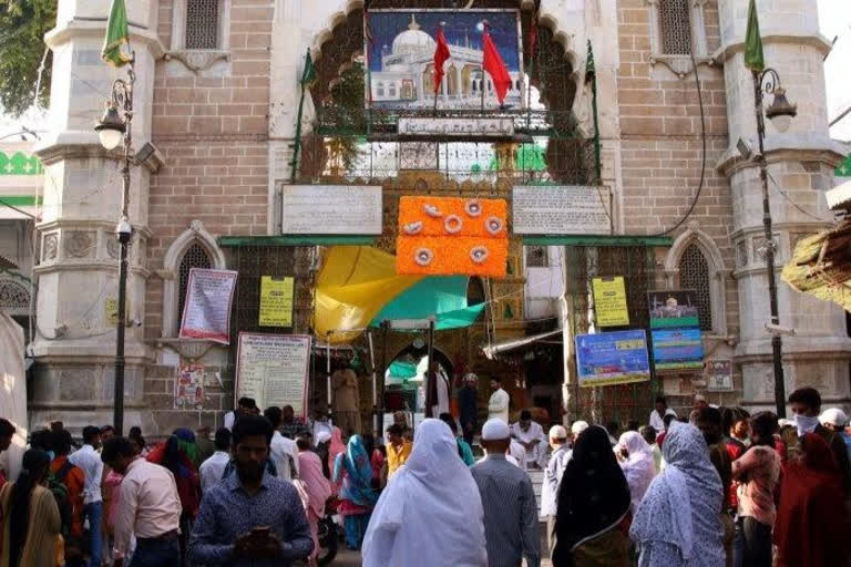 Rajasthan dargah  religious congregation in India  coronavirus in India  lockdown  അജ്‌മേര്‍ ദര്‍ഗ  ലോക്‌ ഡൗണ്‍  അജ്‌മേര്‍ ദര്‍ഗയില്‍ ഒത്തുകൂടിയവര്‍ക്കെതിരെ കേസ്‌; ആറ് പേരെ അറസ്റ്റ് ചെയ്‌തു