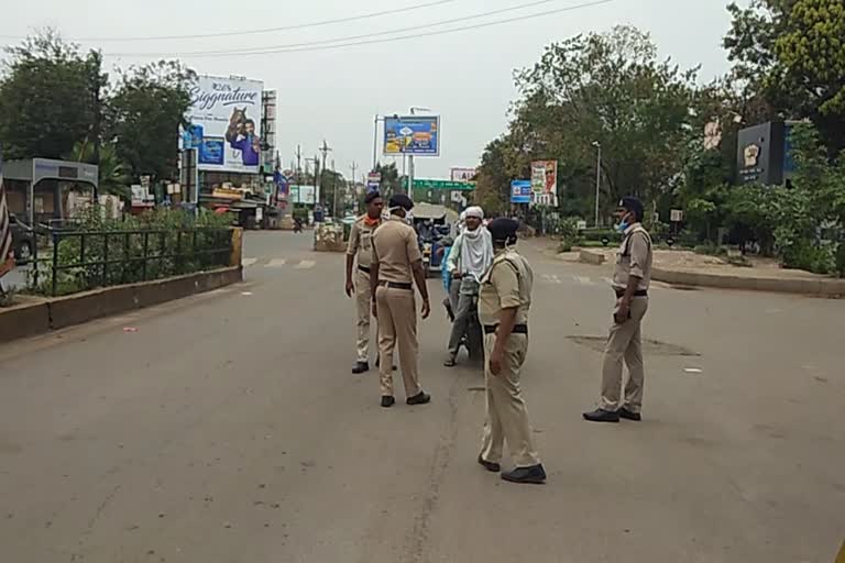 police-is-fining-those-who-roam-the-streets-without-work-in-raipur