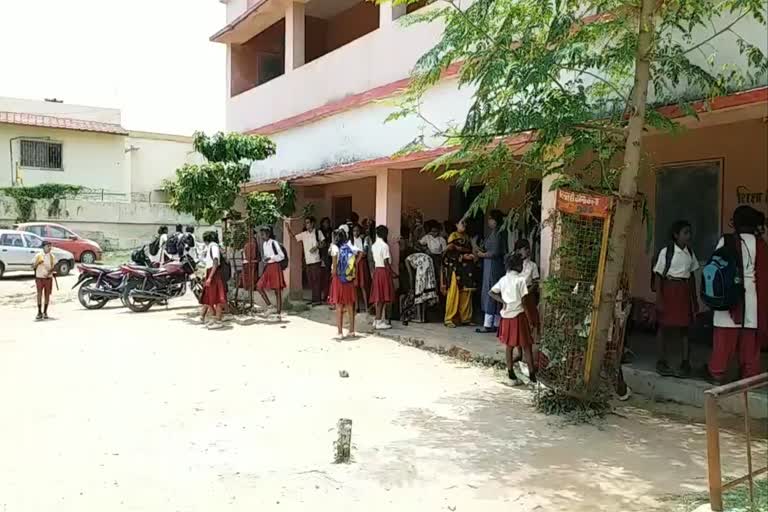 Mid-day-meal distribution in schools despite lockdown in ranchi