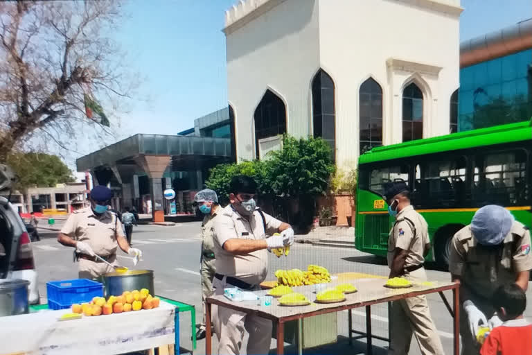 ಆಹಾರ ವಿತರಿಸಿದ ಐಆರ್‌ಸಿಟಿಸಿ