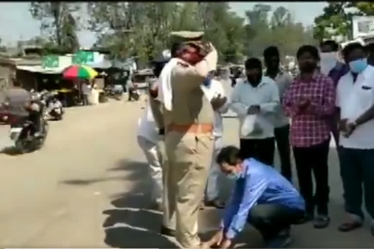 Andhra Pradesh's Araku MLA, Chetti Phalguna, MLA touches feet of an Assistant Sub Inspector, Visakhapatnam, mark of gratitude,  police services, covid19 lockdown, ଗୋଡ ଧରି କୃତଜ୍ଞତା ଦେଲେ ବିଧାୟକ, ପୋଲିସ କର୍ମୀ