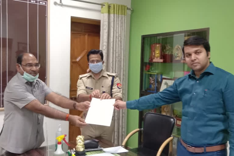 विधायक ने पुलिस जवानों की सुरक्षा के लिए बढ़ाए हाथ.