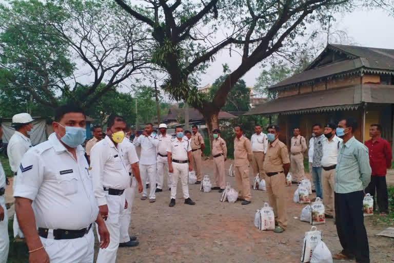 নখাদ্য সামগ্ৰী বিতৰণ যোৰহাট আৰক্ষীৰ