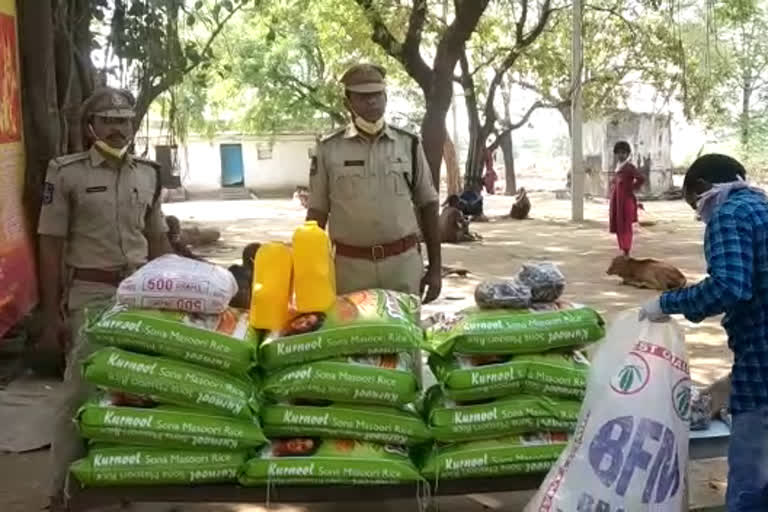 lock down effect SP Bhaskaran is the Suryapeta police who are distributing essentials to the homeless