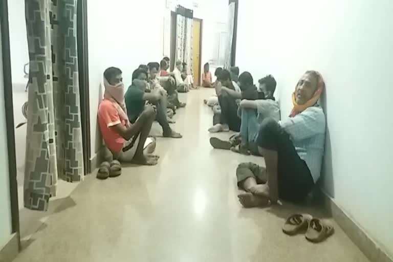 Police detained those who wandering during lockdown in jamshedpur