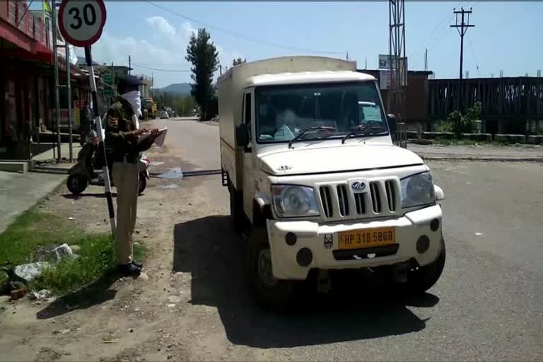 police checking vehicles during lockdown in hamirpur