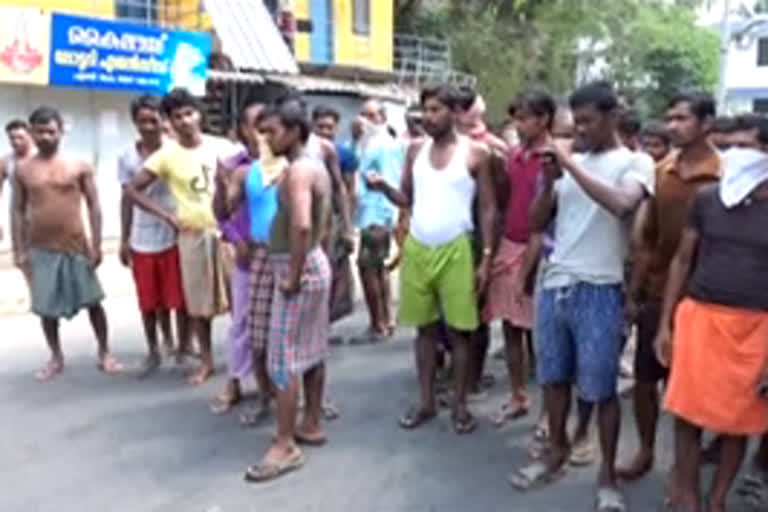 food items distribution  payippad migrant workers  ഭക്ഷ്യവസ്‌തുക്കള്‍ വിതരണം  അസിസ്റ്റന്‍റ് കലക്‌ടര്‍ ശിഖാ സുരേന്ദ്രന്‍  കൺസ്യൂമർ ഫെഡ്  ഹോർട്ടി കോർപ്പ്  പായിപ്പാട് അതിഥി തൊഴിലാളി  പി. തിലോത്തമന്‍  ഭക്ഷ്യ-പൊതുവിതരണ വകുപ്പ്  തൊഴിലാളി പ്രതിഷേധം