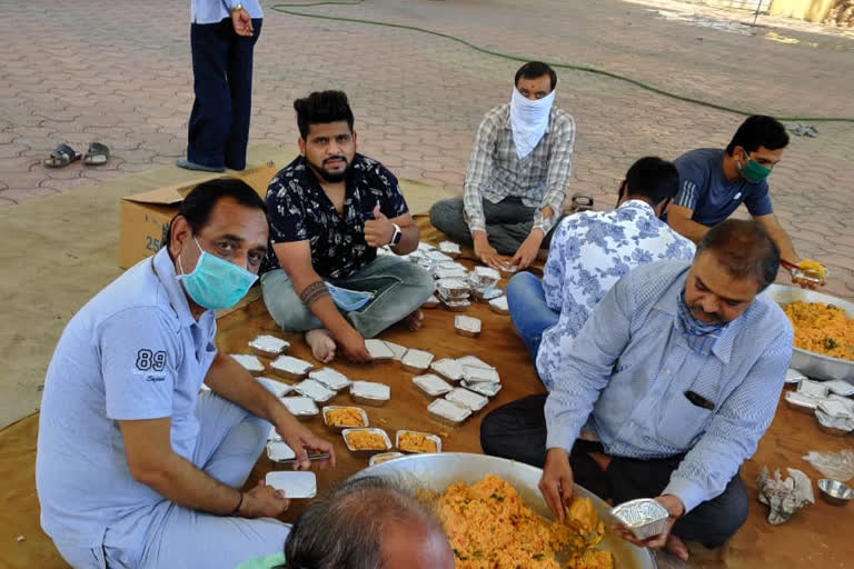 Corona Virus and Humanity: Distribution of 1000 food packets per day by the organization in Vapi