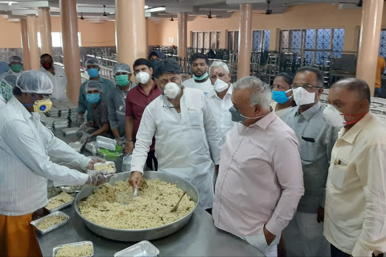 D K Shivakumar meets Lakkasandra Food Production Center