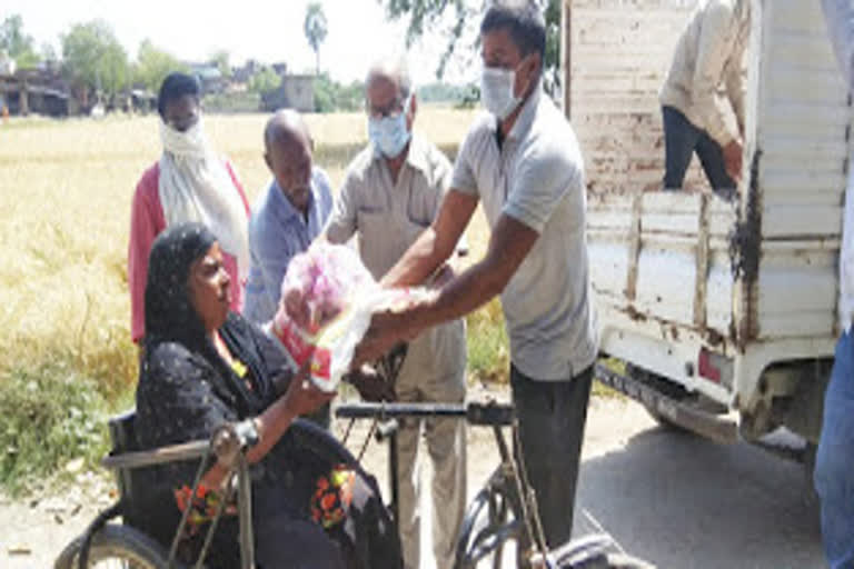 समाजसेवी संस्थाओं ने बांटी राहत सामाग्री