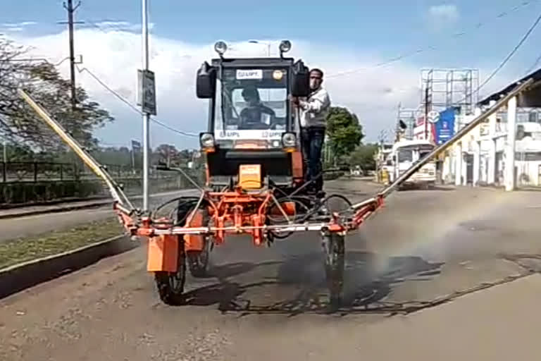 Sanitizing the city with a modern machine in seoni