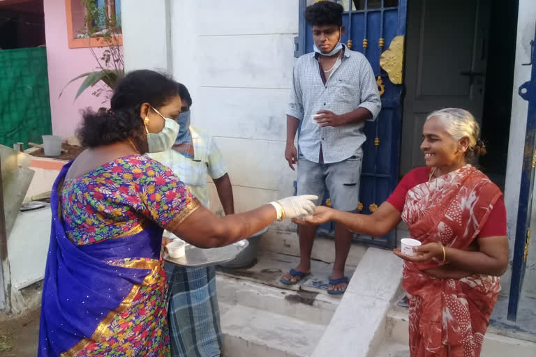 ஊராட்சி ஒன்றியம் சார்பாக வீடு வீடாக சென்று பொதுமக்களுக்கு கபசுரக்குடிநீர் வழங்கப்பட்டது