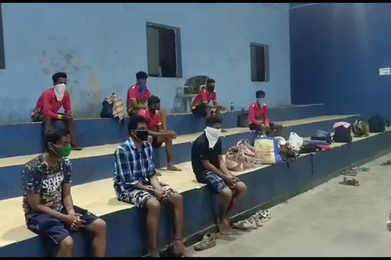 workers in mumbai reach to home walking on railway track