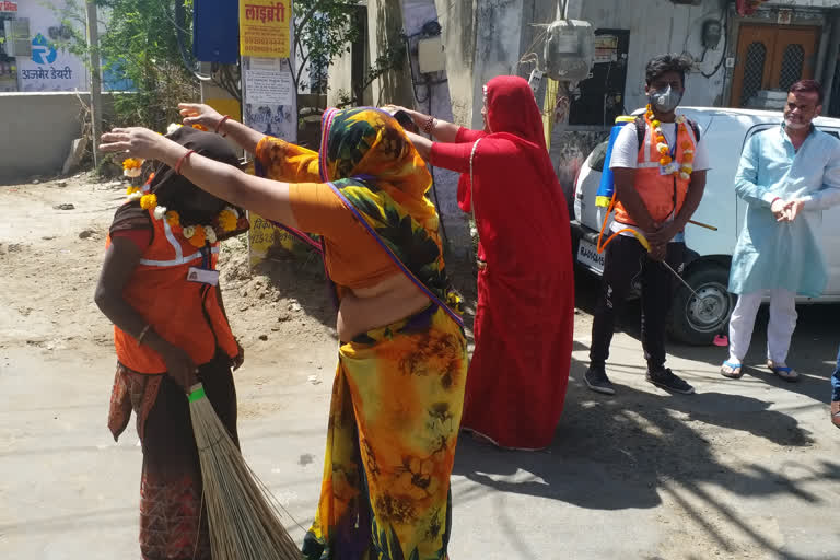 Sanitation workers honored for fighting Corona infection in Ajmer