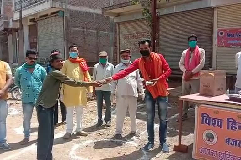 youth of muslim community and bajrang dal together provided food