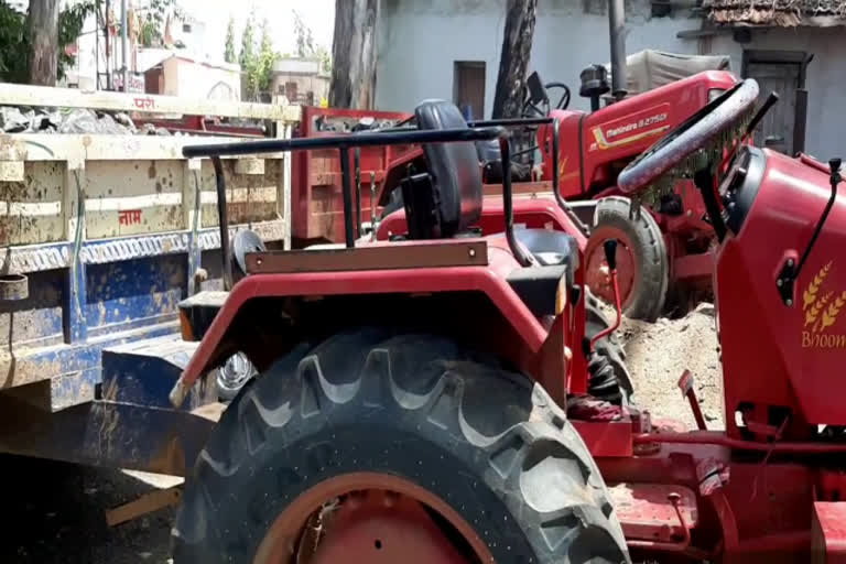 2 tractor trolleys loaded with illegal coal seized in Chidwara