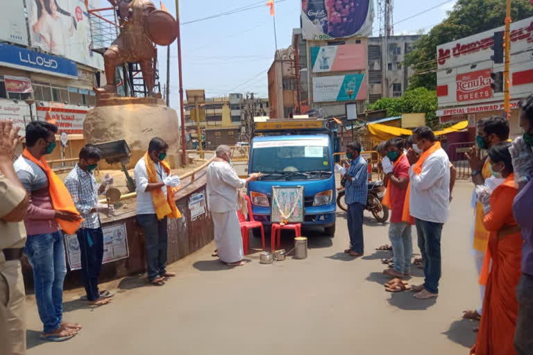 ಪೊಲೀಸರ ಎದುರೇ ರಾಮನವಮಿ ಆಚರಣೆ