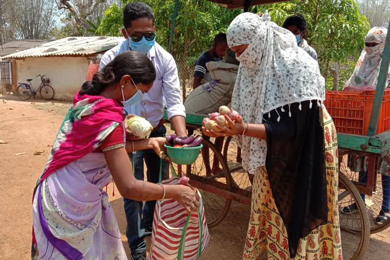 peole donating groceries and vegetable in narayanpur