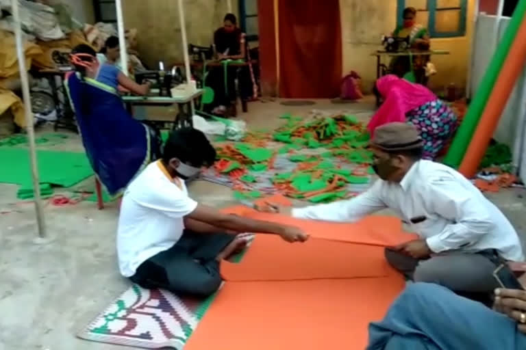 thousand of mask have been prepared and distributed by tailor sharad jain of  balaghat