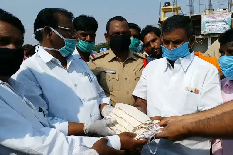 mla tippeswami  Distribution  the mask at market in madakasira