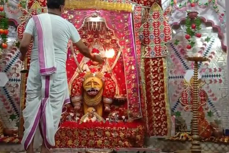 navratri last day celebrated by priest in the temple with out devotees in damoh