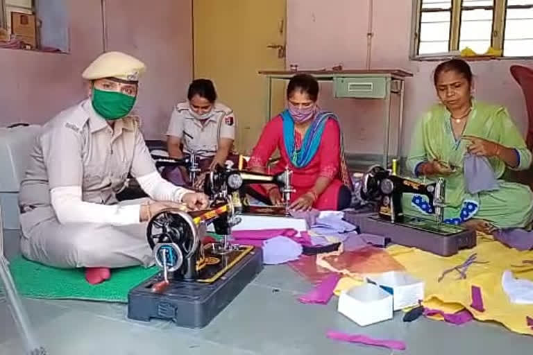 Female policemen making masks, दौसा न्यूज, मास्क बना रहीं महिला पुलिसकर्मी