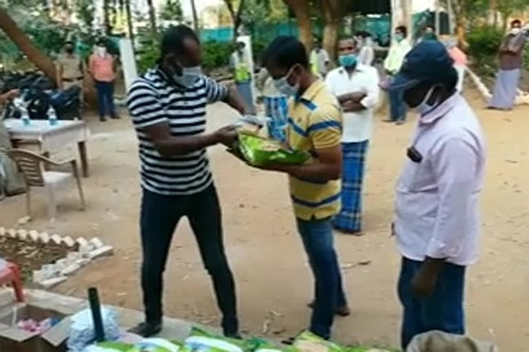 polcie distribute necessary goods to thambalapalli municipal workers