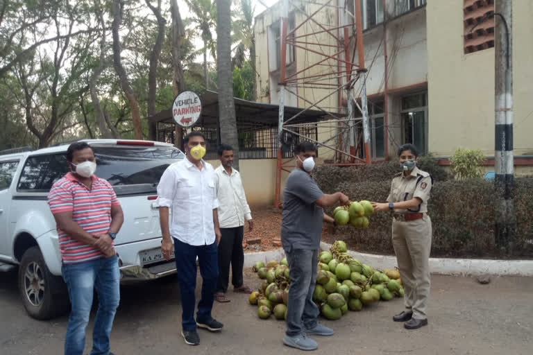 ನಿರಂತರ ಸೇವೆ ಮಾಡುತ್ತಿರುವವರಿಗೆ ಎಳನೀರು ನೀಡಿದ ರೈತ ಕುಟುಂಬ